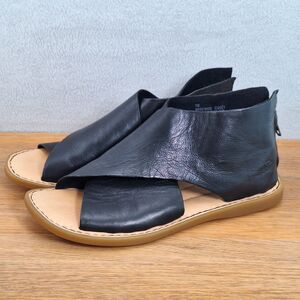 Born Iwa Women's 7 Criss Cross Leather Sandals Black Flat Back Zip Bootie Style